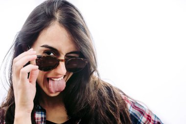 Kız şapka ve güneş gözlüğü