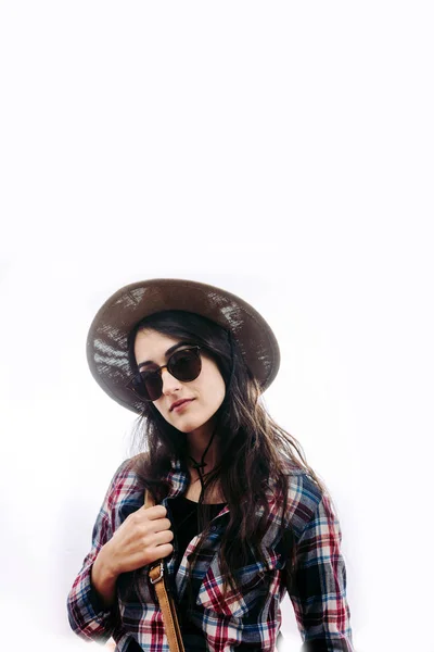 Ragazza con cappello e occhiali da sole — Foto Stock