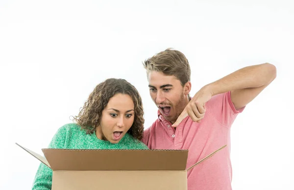 Paar zeer verrast om een kartonnen doos te openen — Stockfoto