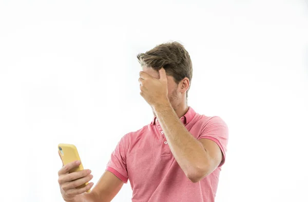 Man het maken van weddenschappen op mobiele telefoon — Stockfoto