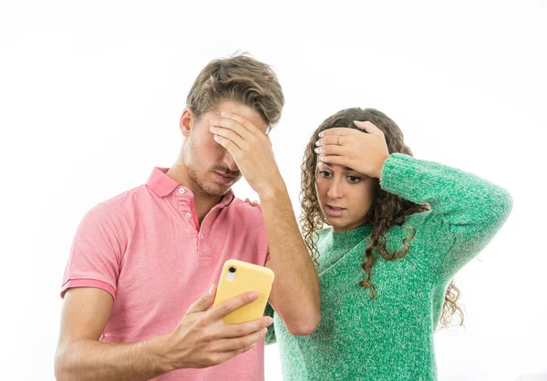 Man en vrouw wedden geld op het Internet — Stockfoto