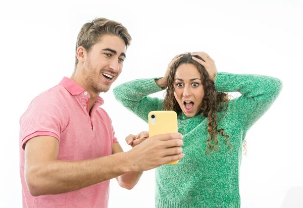 Uomo e donna scommettono soldi su internet — Foto Stock