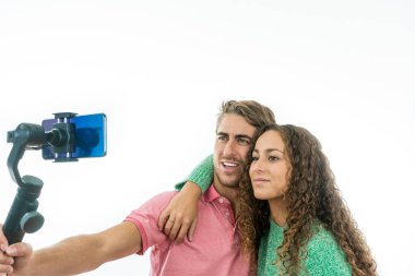 Çift selfie çekiyor.