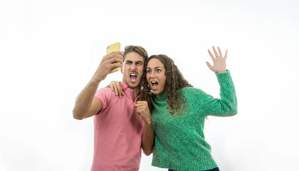 Homme et femme parient de l'argent sur internet — Photo