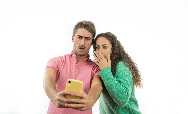 Man en vrouw wedden geld op het Internet — Stockfoto