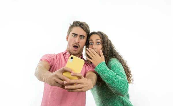 Man en vrouw wedden geld op het Internet — Stockfoto