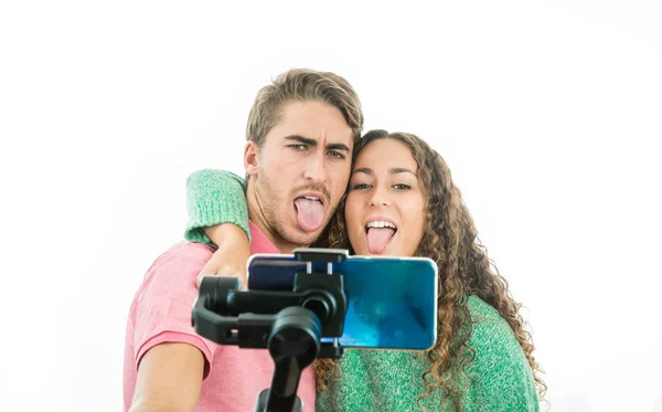 Couple faisant un selfie — Photo