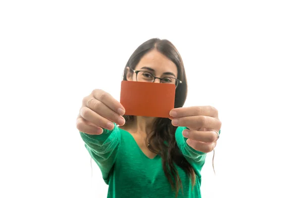 Una mujer con una tarjeta de crédito en la mano — Foto de Stock