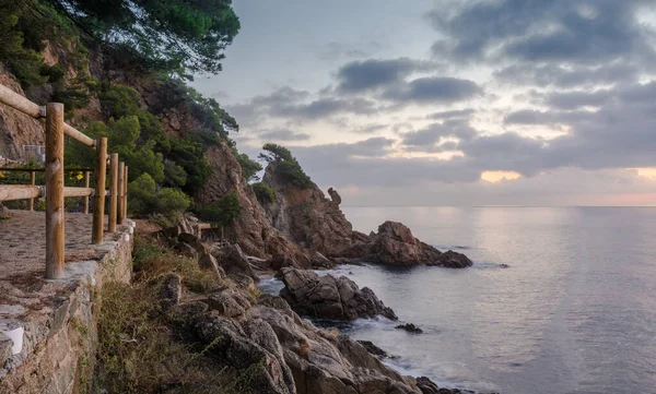 Salida del sol en la playa de Blanes en el corazón de la Costa Brava en España . — Foto de Stock