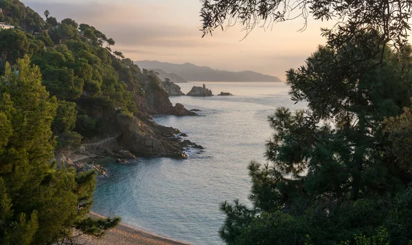 Wschód słońca na plaży Blanes w sercu Costa Brava w Hiszpanii. — Zdjęcie stockowe