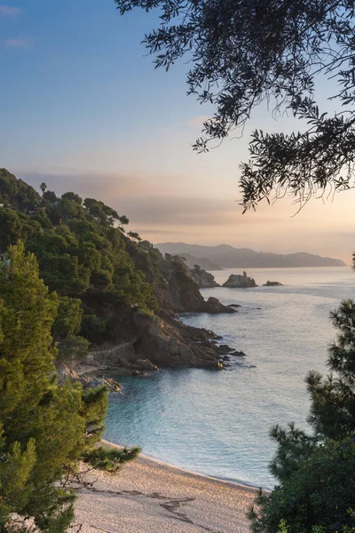 Wschód słońca na plaży Blanes w sercu Costa Brava w Hiszpanii. — Zdjęcie stockowe