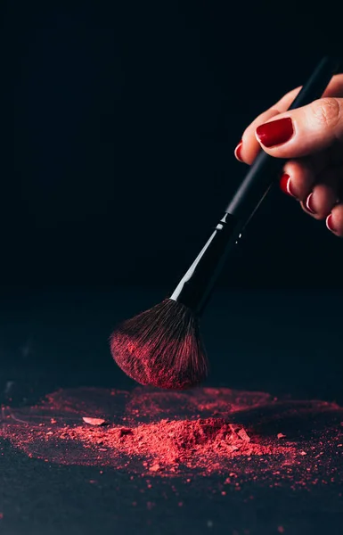 Pincel Maquiagem Com Explosão Violeta Fundo Preto — Fotografia de Stock