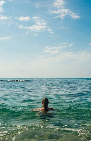 Year Old Woman Enjoying Sunny Summer Day Beach Taking Refreshing — Stock Photo, Image