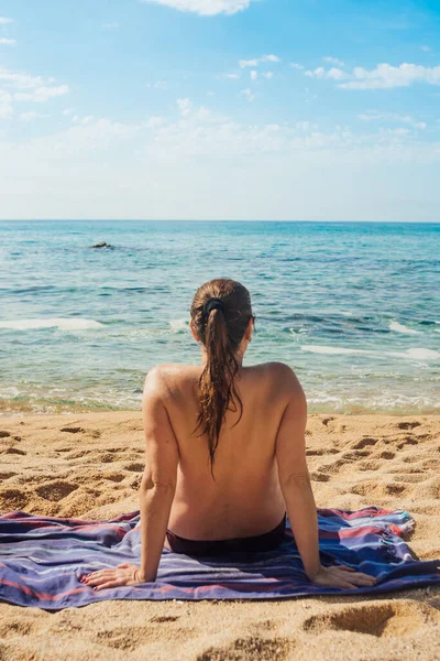 Yaşında Bir Kadın Kumsalda Güneşli Bir Yaz Gününün Tadını Çıkarıyor — Stok fotoğraf