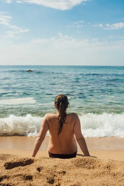 Jährige Frau Genießt Einen Sonnigen Sommertag Strand Ein Erfrischendes Bad — Stockfoto