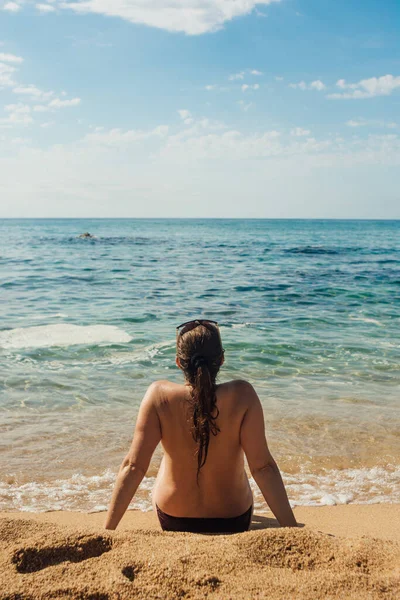 Årig Kvinna Njuter Solig Sommardag Stranden Ett Svalkande Dopp Havet — Stockfoto