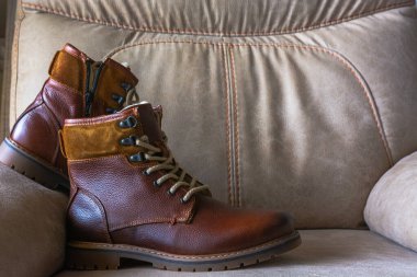 Erkekler için gerçek deri çizmeler. Dağlarda yürümek için su geçirmez botlar. Sert çizmeler