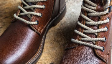 Erkekler için gerçek deri çizmeler. Dağlarda yürümek için su geçirmez botlar. Sert çizmeler