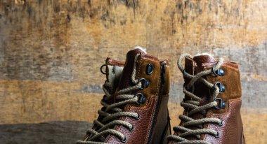 Erkekler için gerçek deri çizmeler. Dağlarda yürümek için su geçirmez botlar. Sert çizmeler