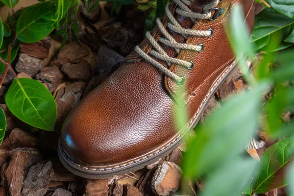 男性のための本物の革のブーツ 山の中を歩くための防水ブーツ ハードブーツ — ストック写真