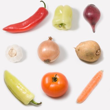 beyaz zemin üzerinde olgunlaşmış taze sebze