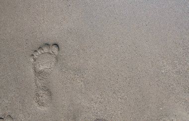 Ayak izi görünümü kum plajındaki kadar kapatın