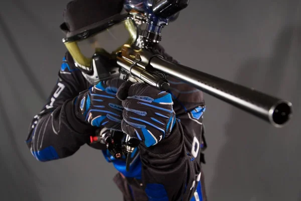 giyen maskesi ile paintball silahı işaret eden adam