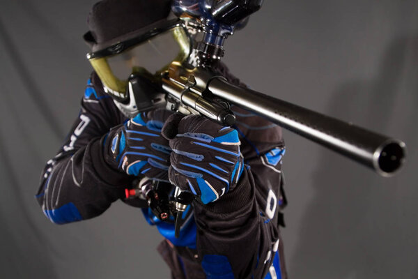 человек в маске с пейнтбольным пистолетом
