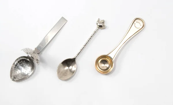 Beyaz arka plan üzerinde izole çeşitli çay kaşığı