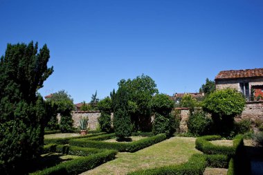 Yeşil ağaçlar ile eski retro mimarisi