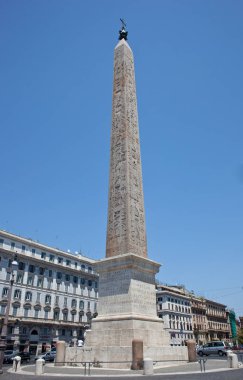 güzel eski İtalyanca dikilitaş düşük açılı görünümü 