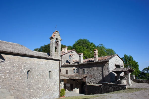 Vecchia Architettura Retrò Con Alberi Verdi — Foto Stock