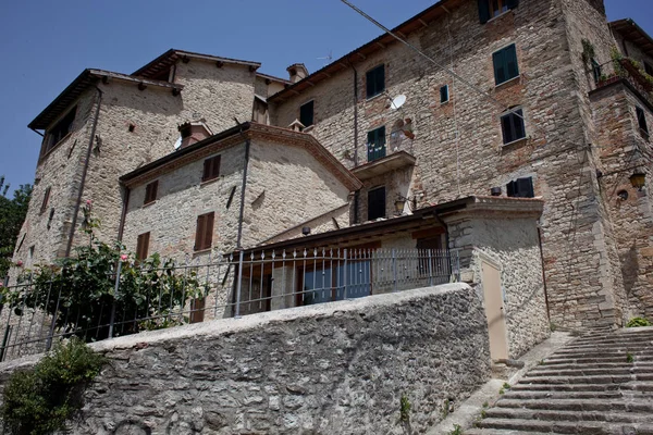 Vecchia Architettura Retrò Con Alberi Verdi — Foto Stock