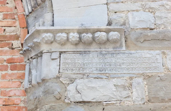 Dış antik taş binanın görünümünü kapat 