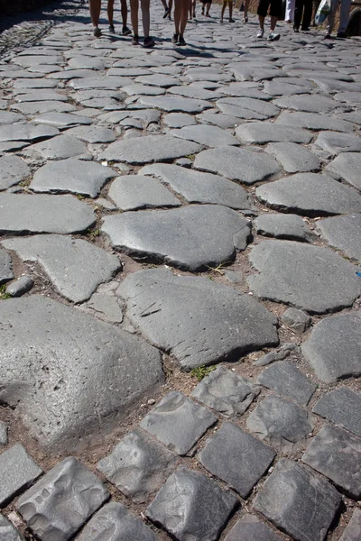 Mały Przekrój Ludzi Chodzących Starym Brukiem Kamiennym — Zdjęcie stockowe