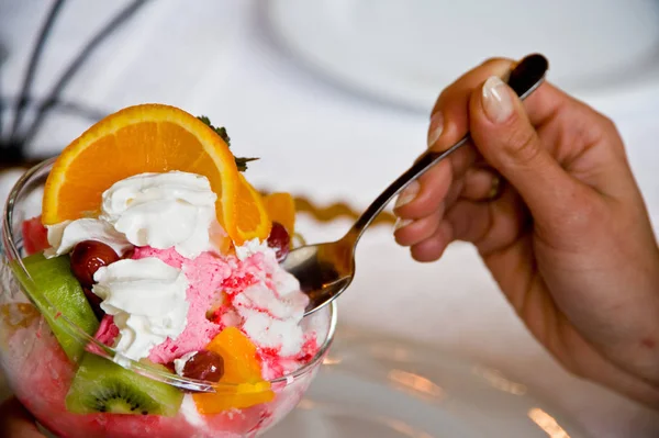 Dolce Appetitoso Con Frutta Panna Fondo Sfocato — Foto Stock