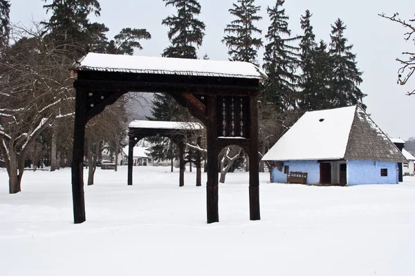 Snowy Dom Drzew Jasne Zimowe Niebo — Zdjęcie stockowe