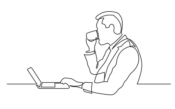 Disegno Linea Continua Uomo Seduto Guardare Computer Portatile Bere Caffè — Vettoriale Stock