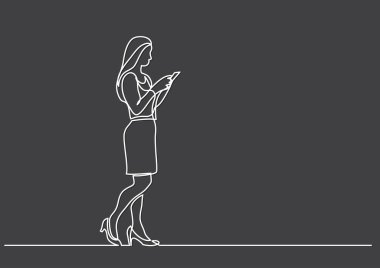 Genç kadının cep telefonu tarama sürekli çizgi çizme