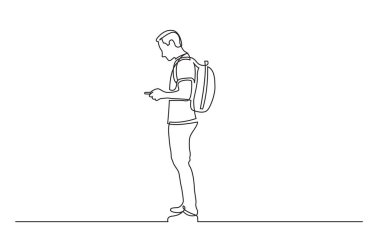 tam uzunlukta duran adamın telefonunu kontrol sırt çantası ile sürekli çizgi çizme