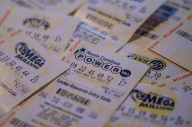 Portre fotoğraf Power Ball ve Mega Millions, Kuzey Carolina, ABD birden fazla Loto biletlerinin fiyatını. 30 Ekim 2018