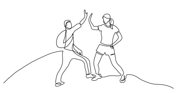Línea continua de dibujo de dos jóvenes campistas alegres dando cinco — Vector de stock