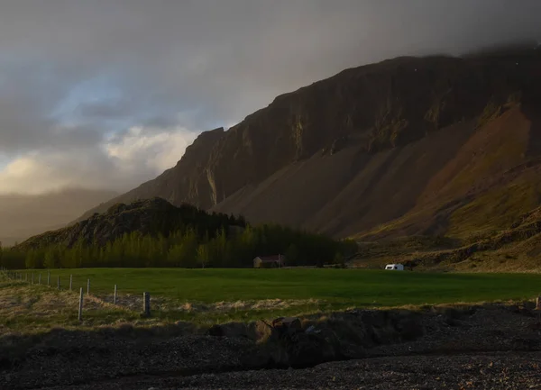 Güneydoğu İzlanda 'nın güzelliği. Adanın etrafında dolaş..
