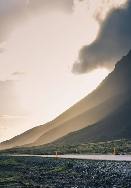Güneydoğu İzlanda 'nın güzelliği. Adanın etrafında dolaş..