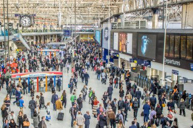 Londra Waterloo İstasyonu kalabalık, bitirim. Londra'da commuters acele saat yönü ile tam bir meşgul Tren İstasyonu kalabalık.