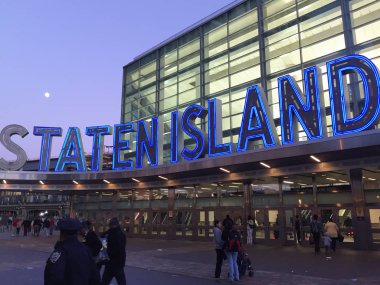 Staten Adası Feribot Terminali'ne alacakaranlıkta. Ünlü Staten Adası feribot terminaline New York'ta önündeki tabela gece karanlığında yaktı..