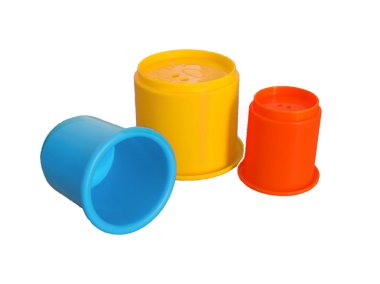 Beyaz arka plan üzerinde izole renkli oyuncak bardak