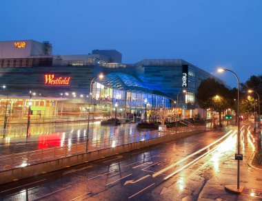 Westfield Alışveriş Merkezi, gece. Yolda arabalarından ışık yollar ile alışveriş merkezinde Shepherds Bush, Londra, adlı yaktı bir atış olabilir.