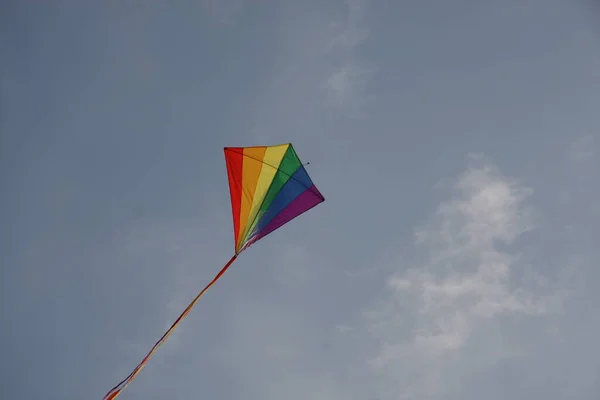 Uçarken LGTBI kolektif bayrağının renklerini taşıyan uçurtma