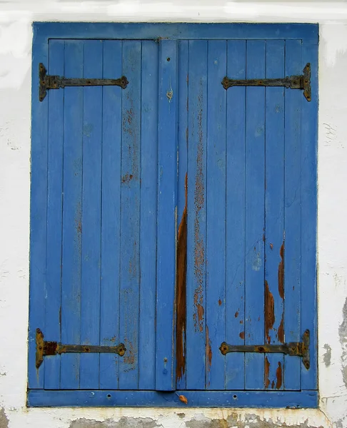 Janela Azul Bastante Quebrada Parede Branca — Fotografia de Stock
